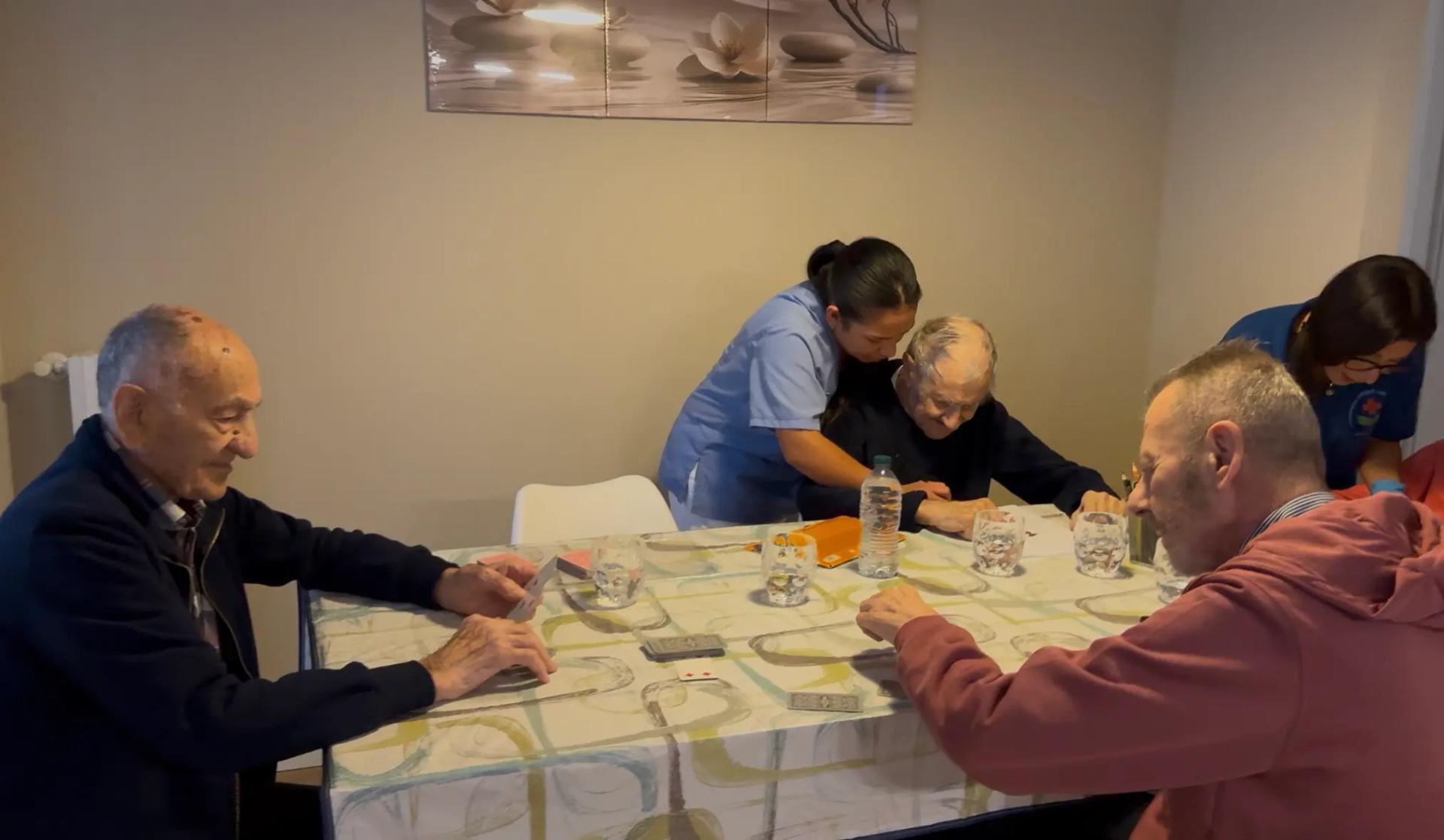 Gioco di carte in compagnia — un pomeriggio sereno a Residence V.G