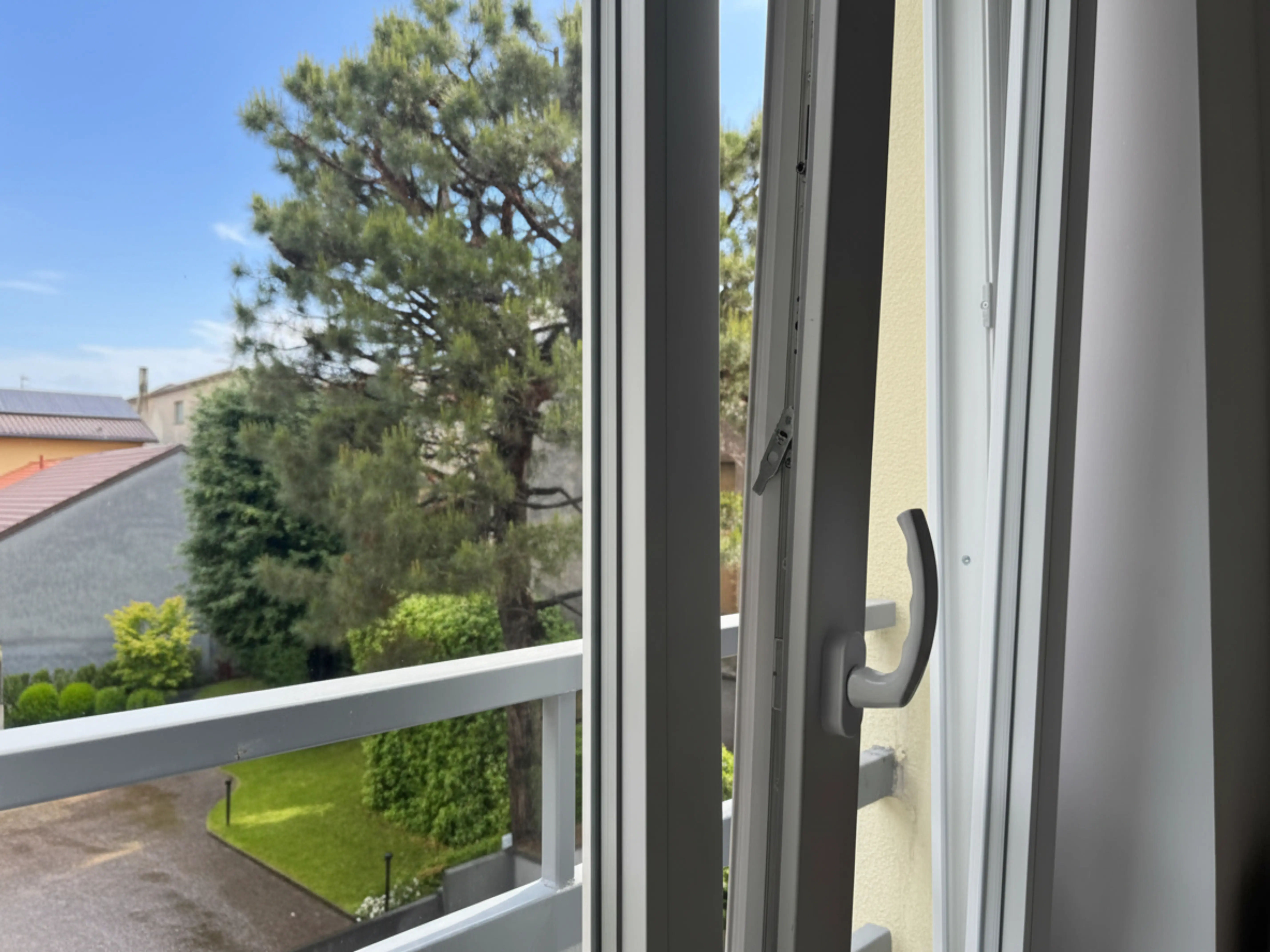 Vista dalla finestra — il giardino e il cielo aperto di Cabiate